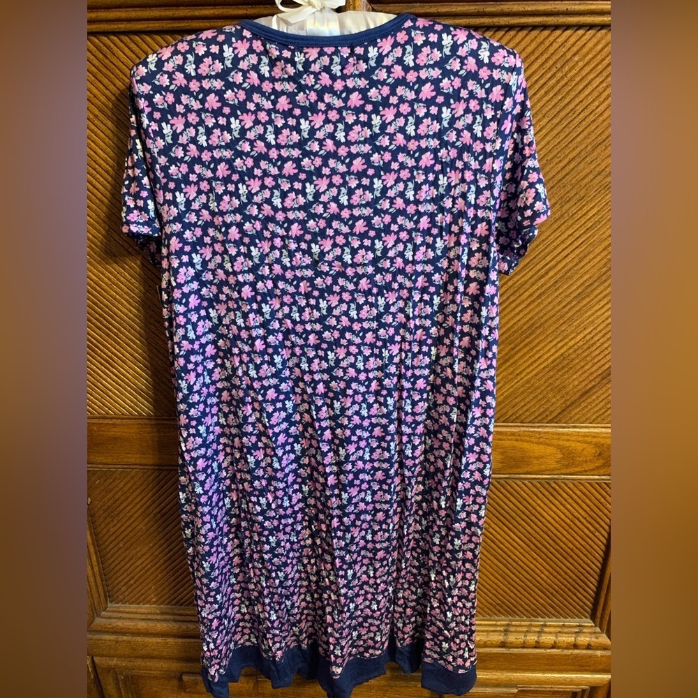 Stretchy NIGHTSHIRT. NWT Short-sleeve floral sleepwear nightgown. Size Medium. - Picture 2 of 6